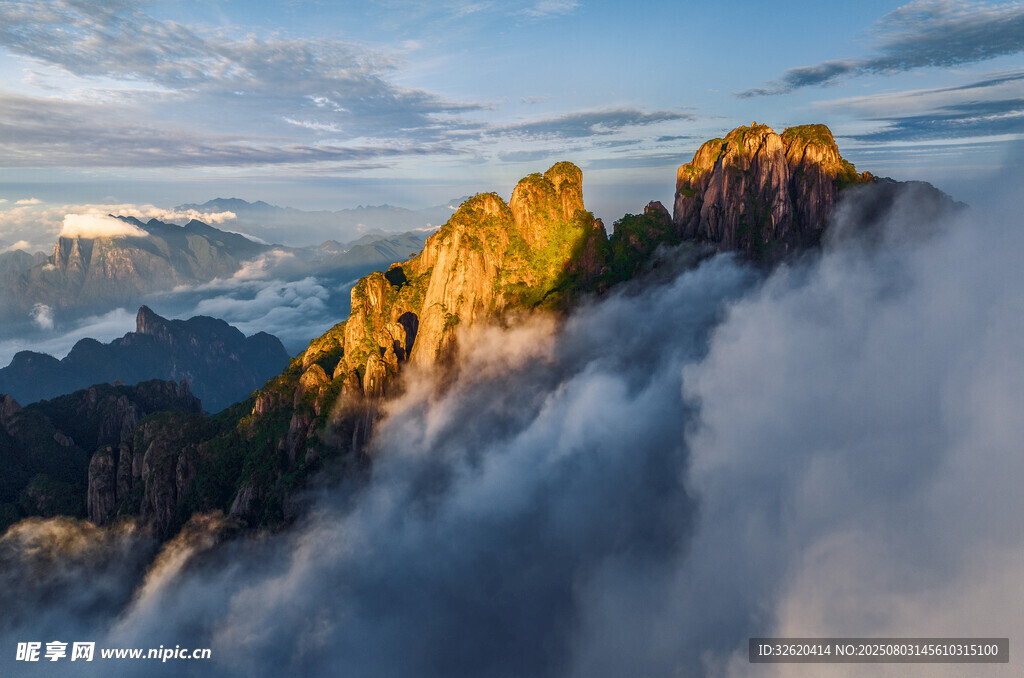 云海环绕的壮丽山峰