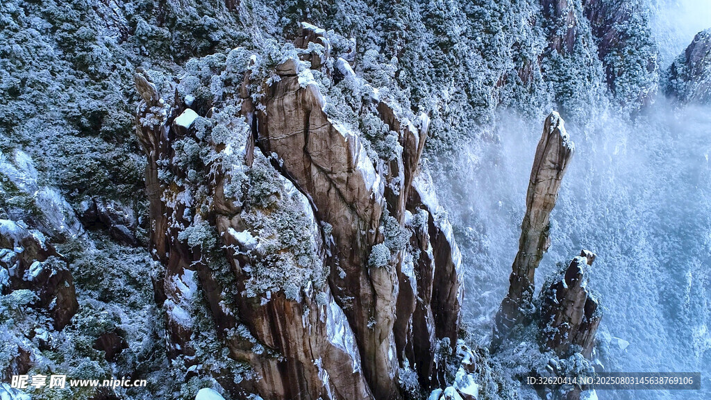雪覆奇峰 壮美山间景致