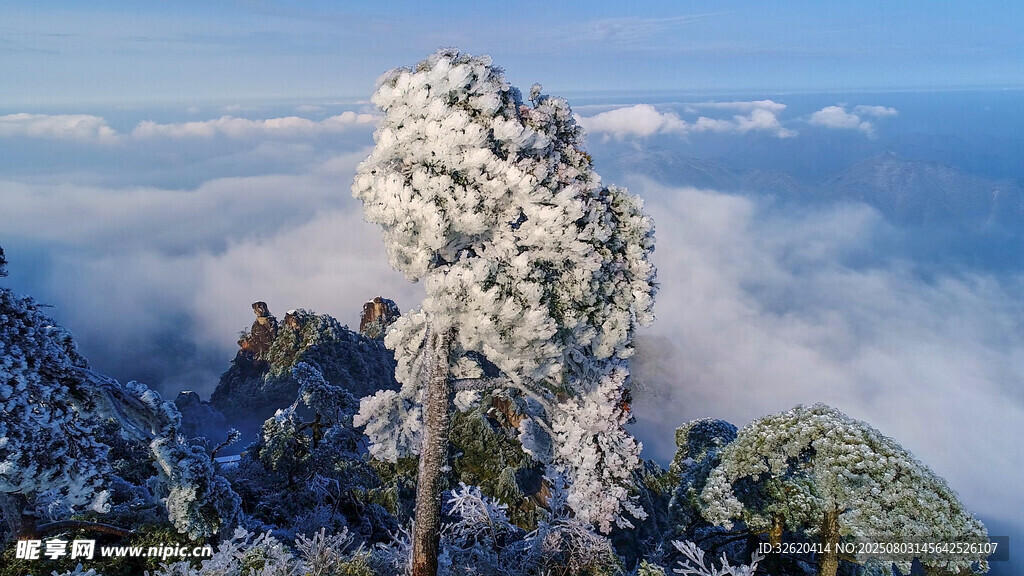雪覆山巅奇景
