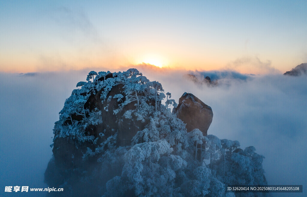 雪覆山巅迎日出美景