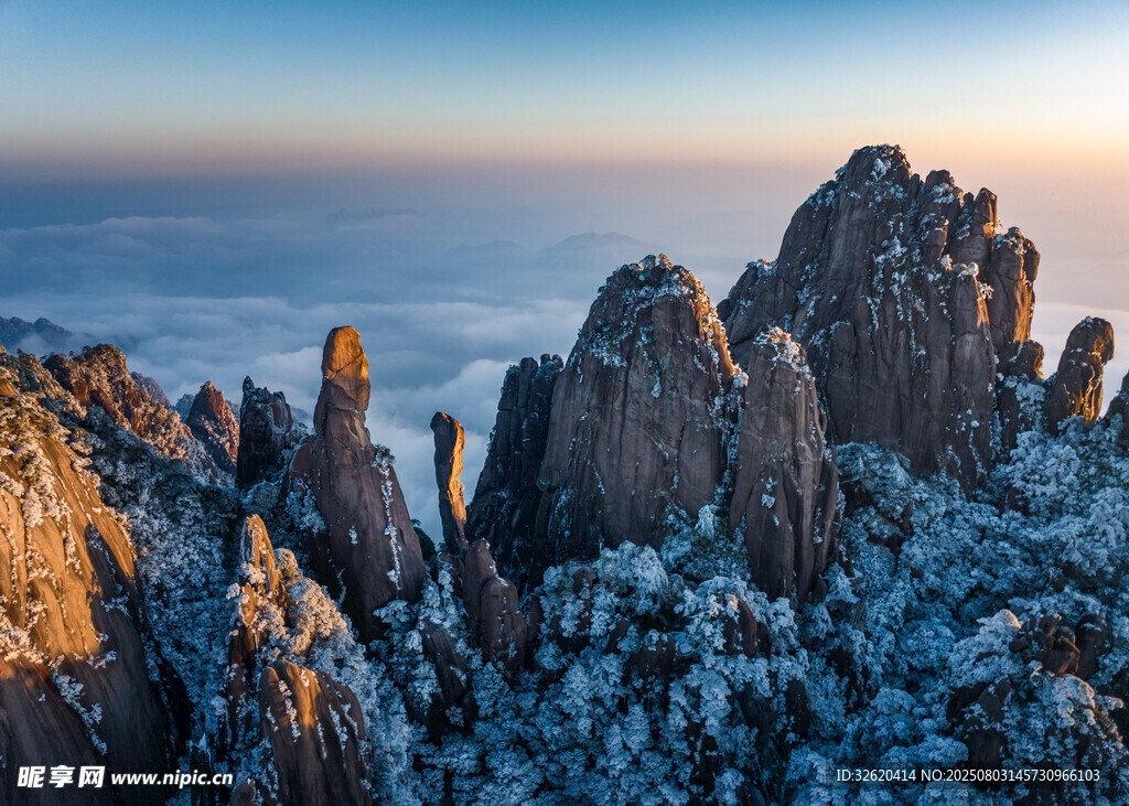 日出下的壮丽雪山石林景观