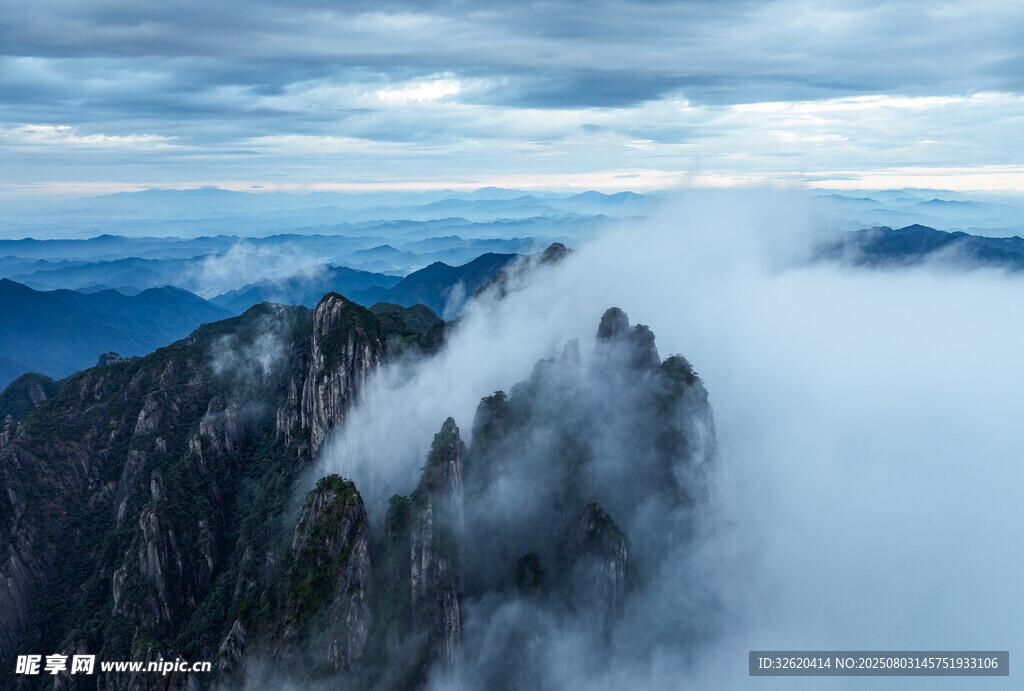 云雾缭绕的壮丽山峰