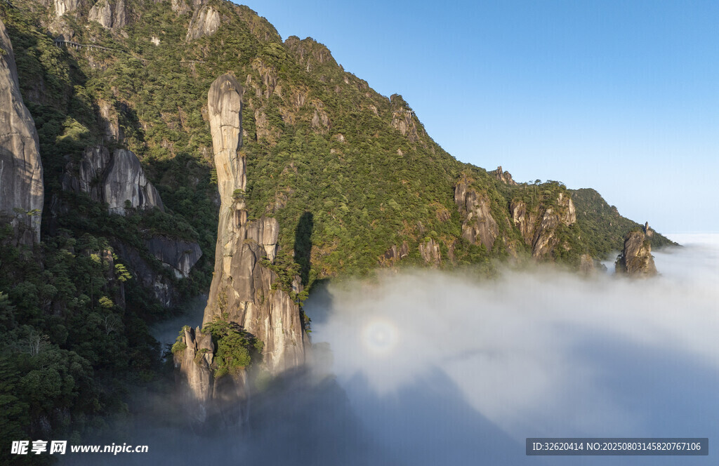 山间云海缭绕的壮丽景致