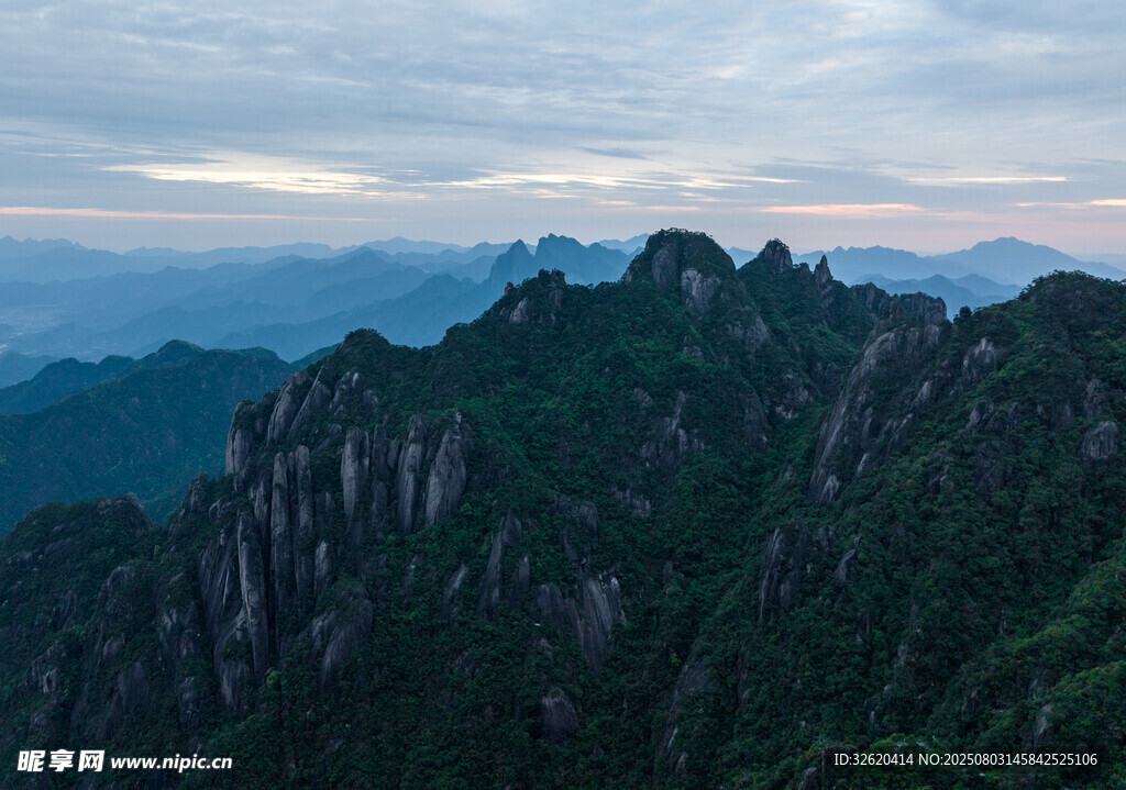 壮丽山峦景色