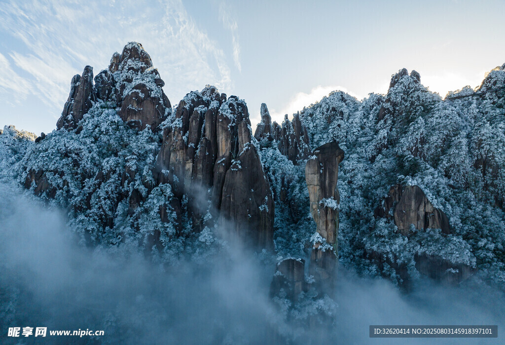 雪覆奇峰 云雾缭绕之景
