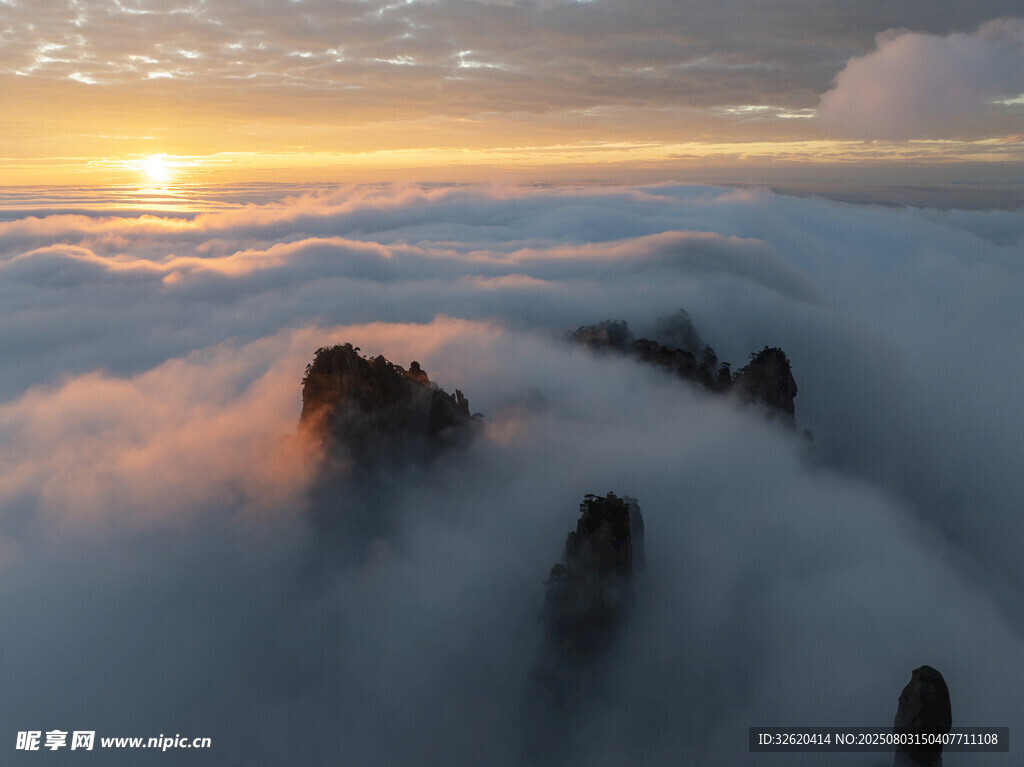 日出云海中的壮丽山峰