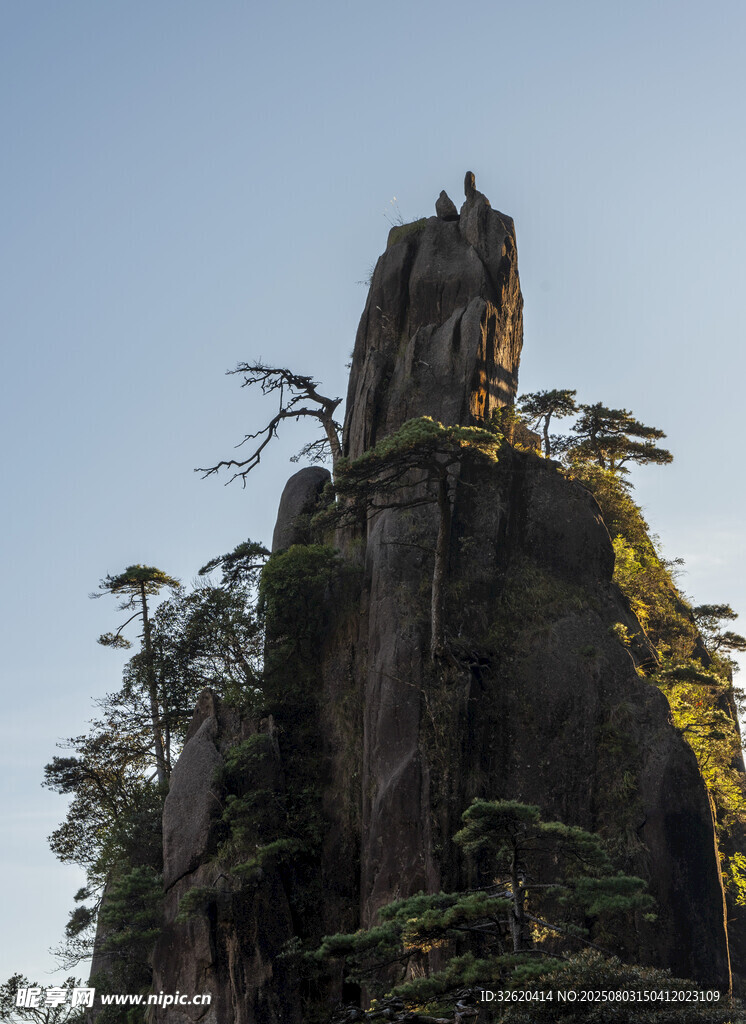 奇峰耸立绿意环绕的山景