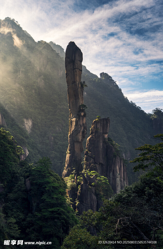 奇峰耸立的壮美山林景观