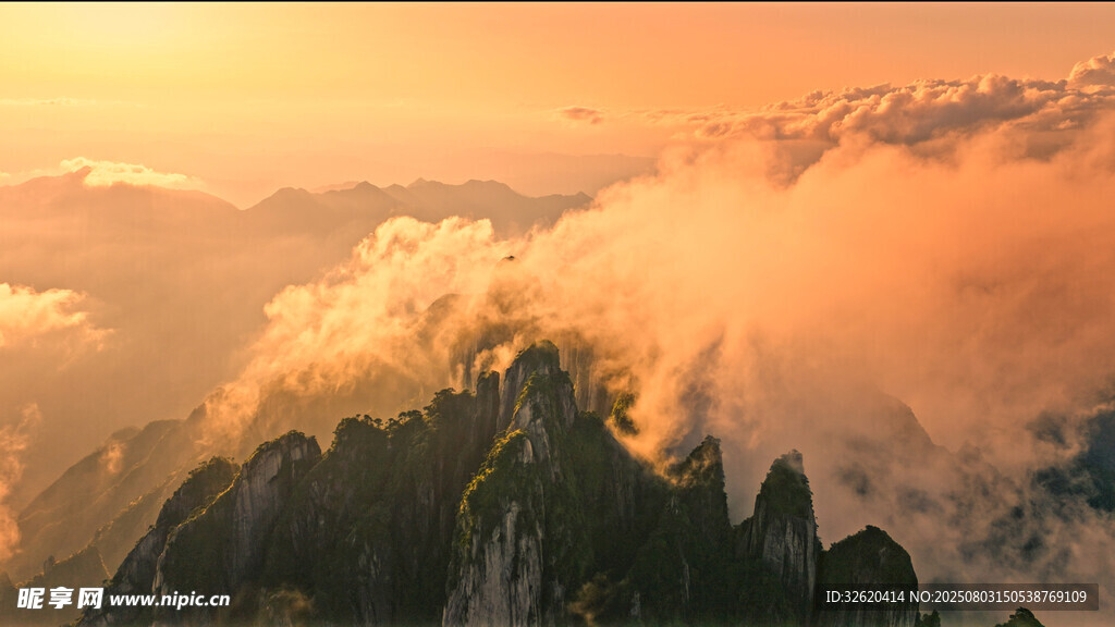 日出云海中的壮丽山峦