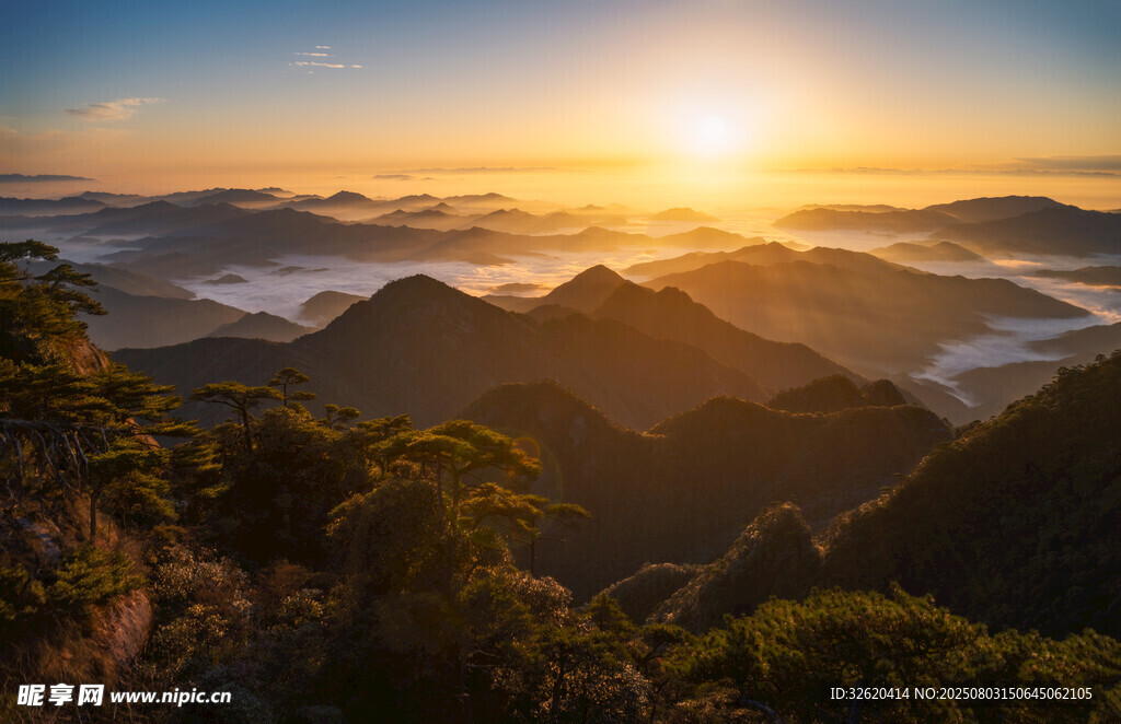 山间日出美景