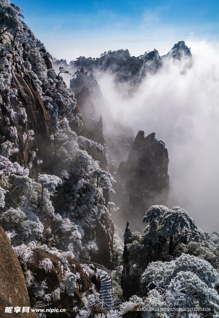 雪覆山峦壮丽景致