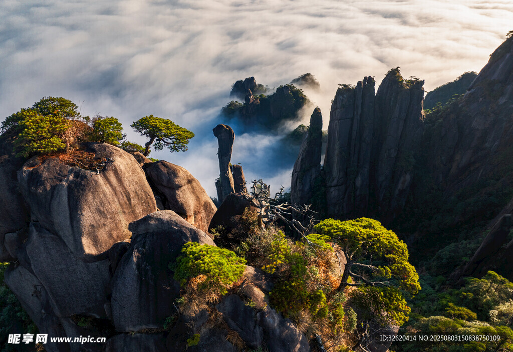奇峰云雾间的壮美山景