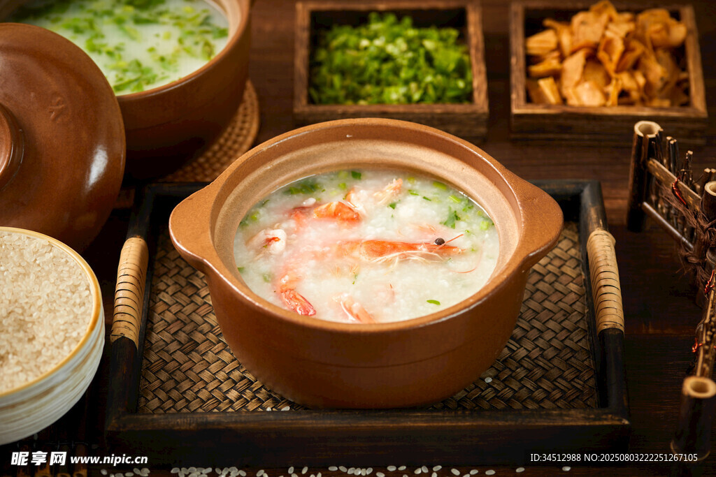 美味砂锅粥 食材丰富诱人