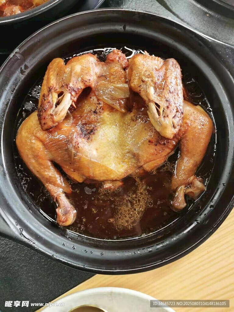 砂锅中的美味烤鸡