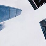 仰视城市摩天大楼景观