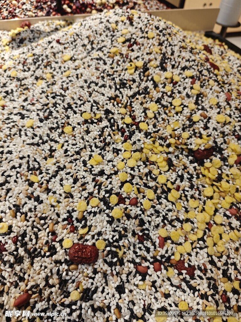多彩谷物堆