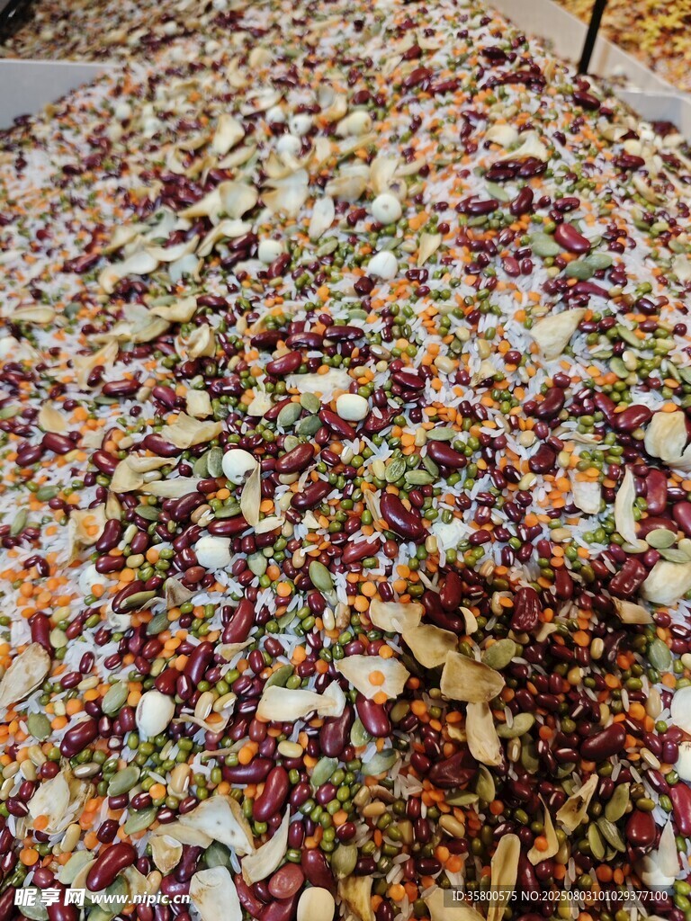 多彩混合干果铺陈画面