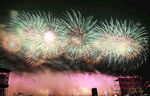 夜空中绚烂的烟花表演
