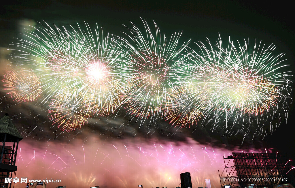 夜空中绚烂的烟花表演