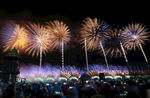夜空中绚烂的烟花表演