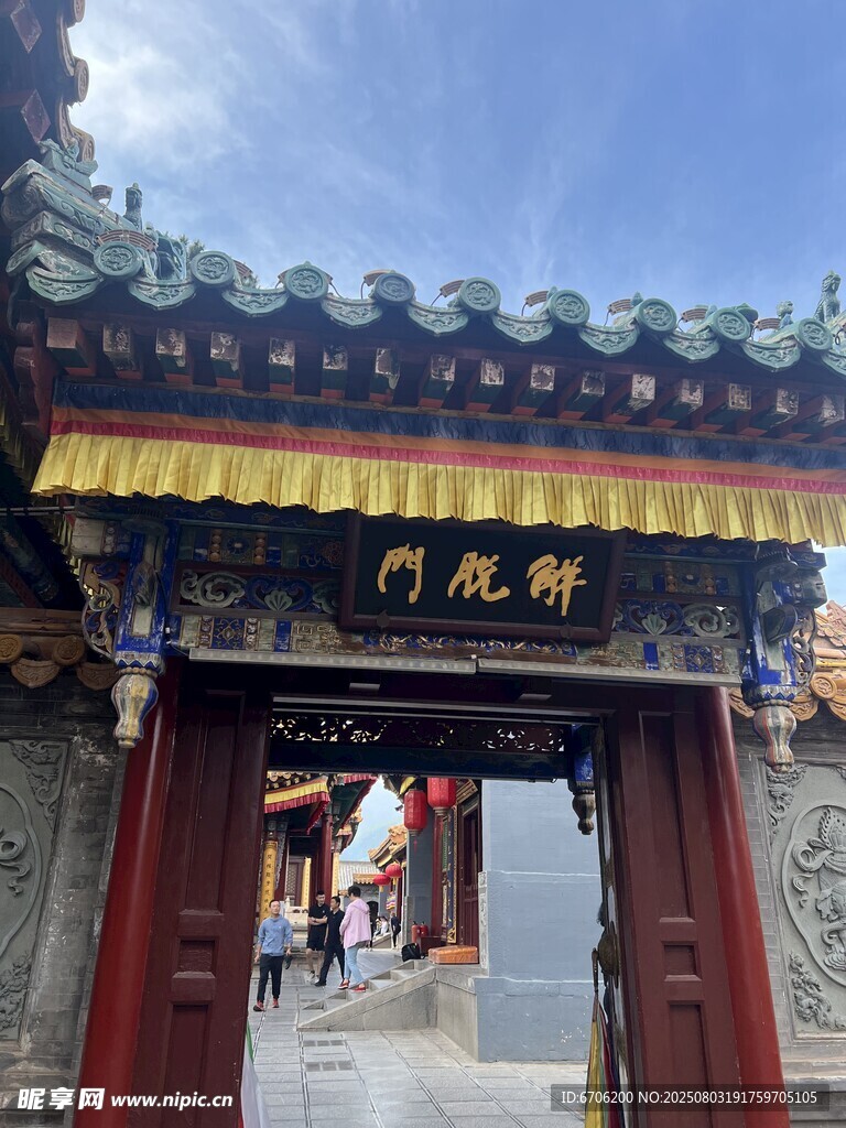 古色牌坊  御龙阁
