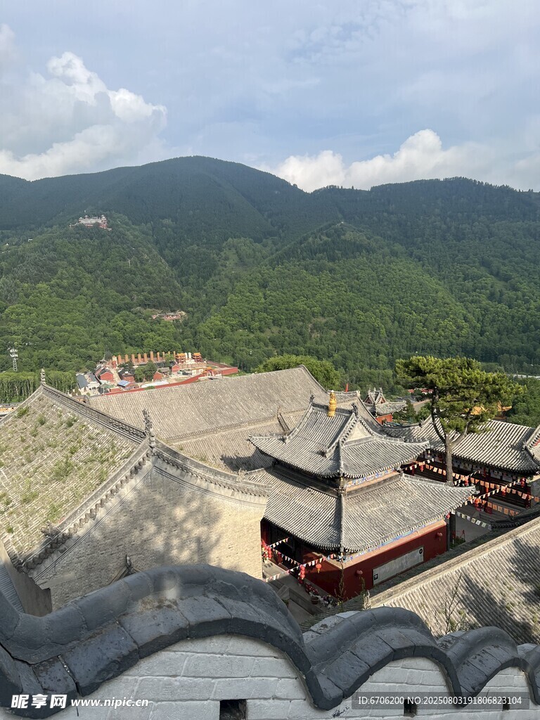 古村落屋顶与远山景致