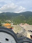 俯瞰古建与青山美景