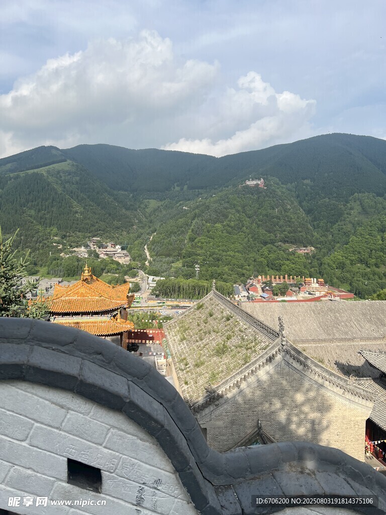 俯瞰古建与青山美景