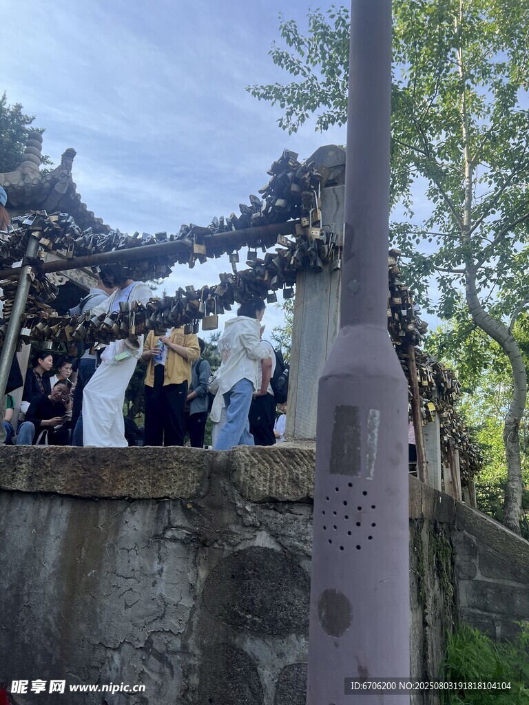 寺庙前人群聚集场景