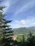 山林间的蓝天绿树美景
