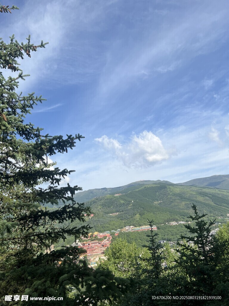 山林间的蓝天绿树美景