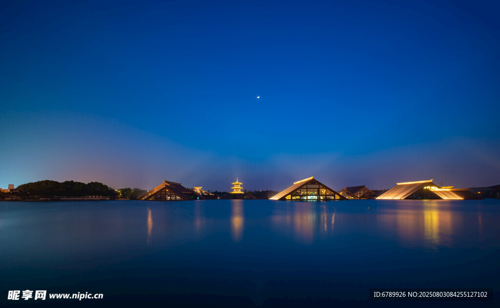 广富林夜幕下的桥景与宁静水面