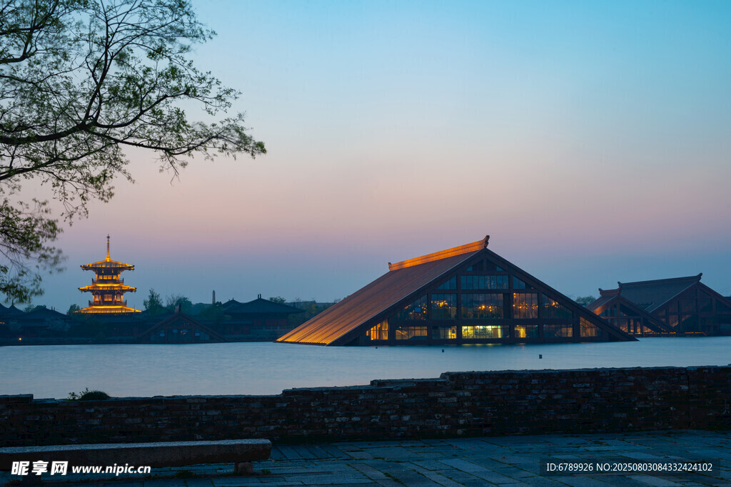 广富林湖畔古建筑的黄昏美景