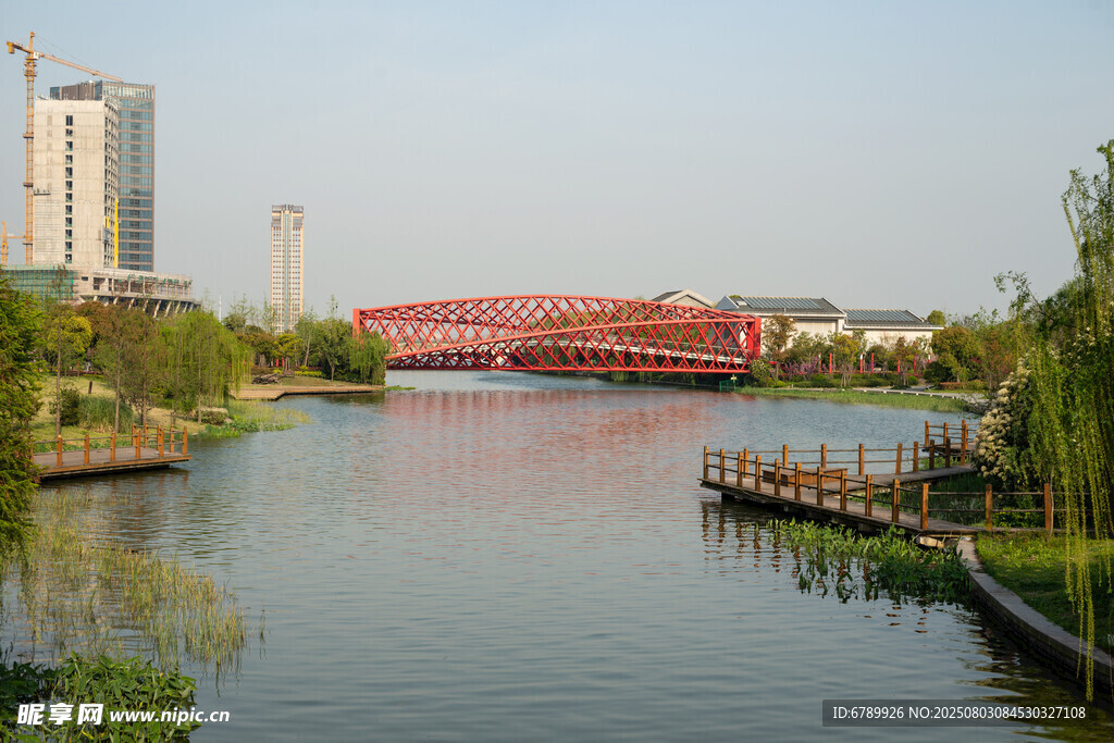 河畔红桥与城市风光