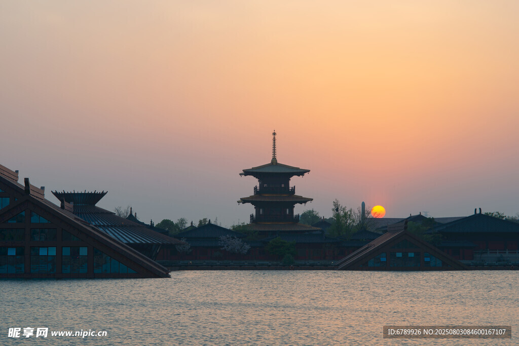 夕阳下的广富林古建筑