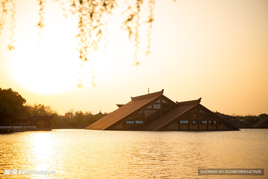 夕阳下湖畔的广富林古建筑