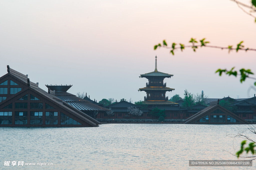 广富林湖畔古建美景