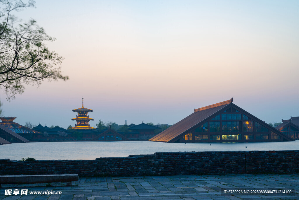 广富林湖畔古建筑的黄昏景致
