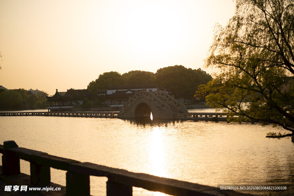 夕阳下的湖畔美景