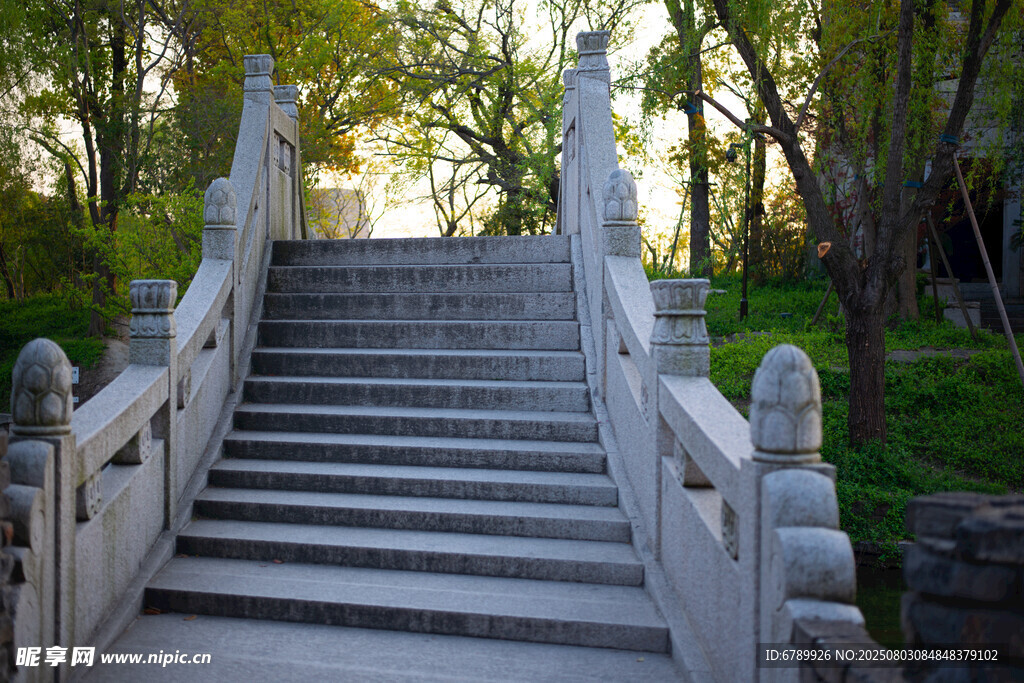 中式石桥通往林间步道