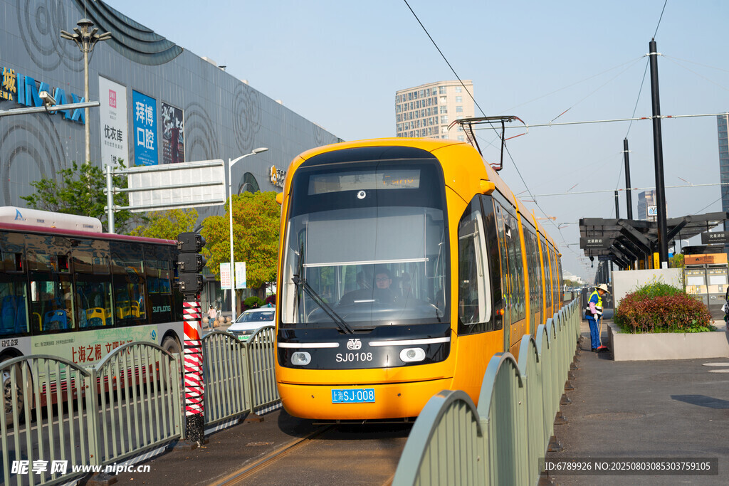城市街道上的黄色有轨电车