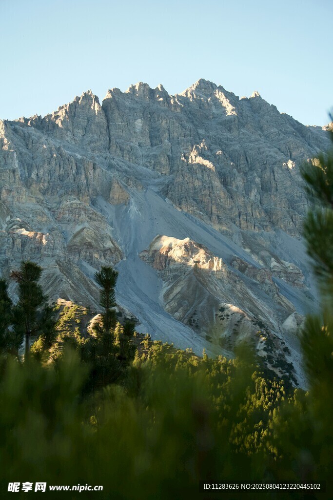 巍峨山峦与葱郁植被