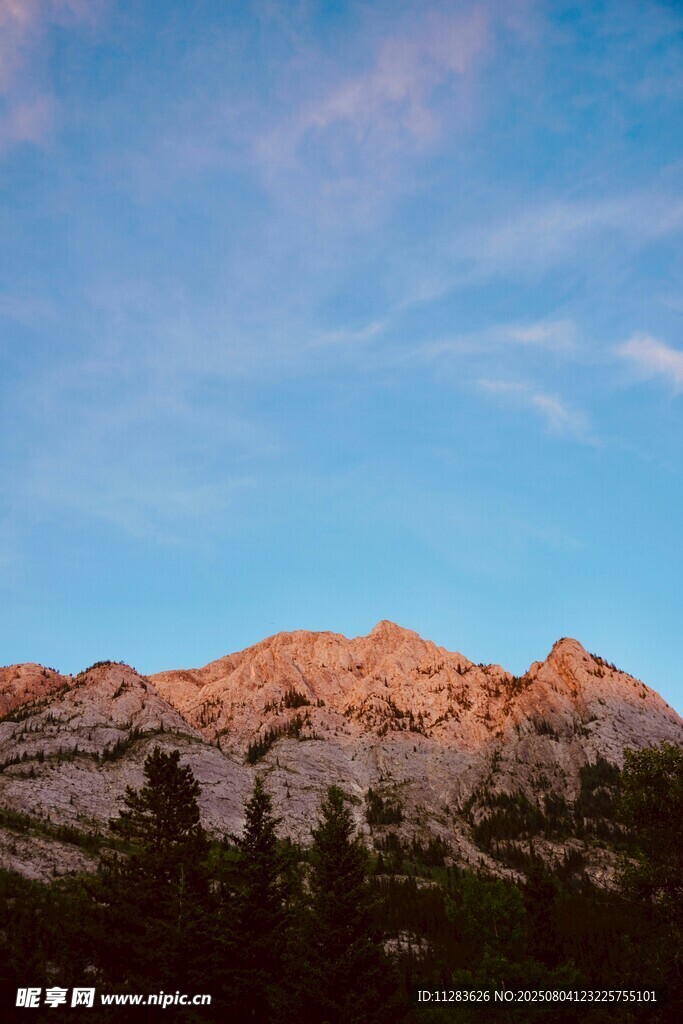夕阳下的壮丽山景