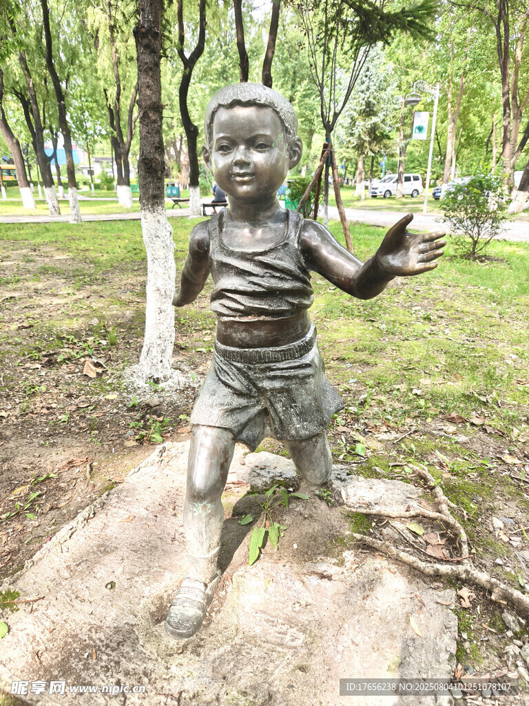公园中跳跃的孩童雕塑