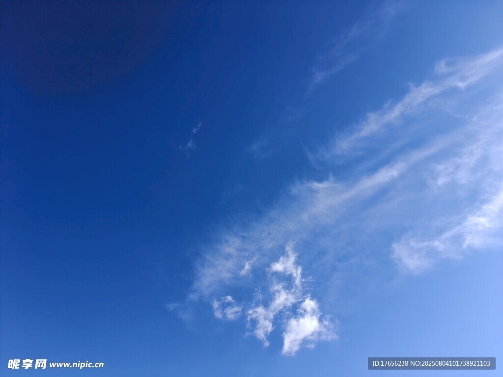 蔚蓝天空中的轻柔云朵