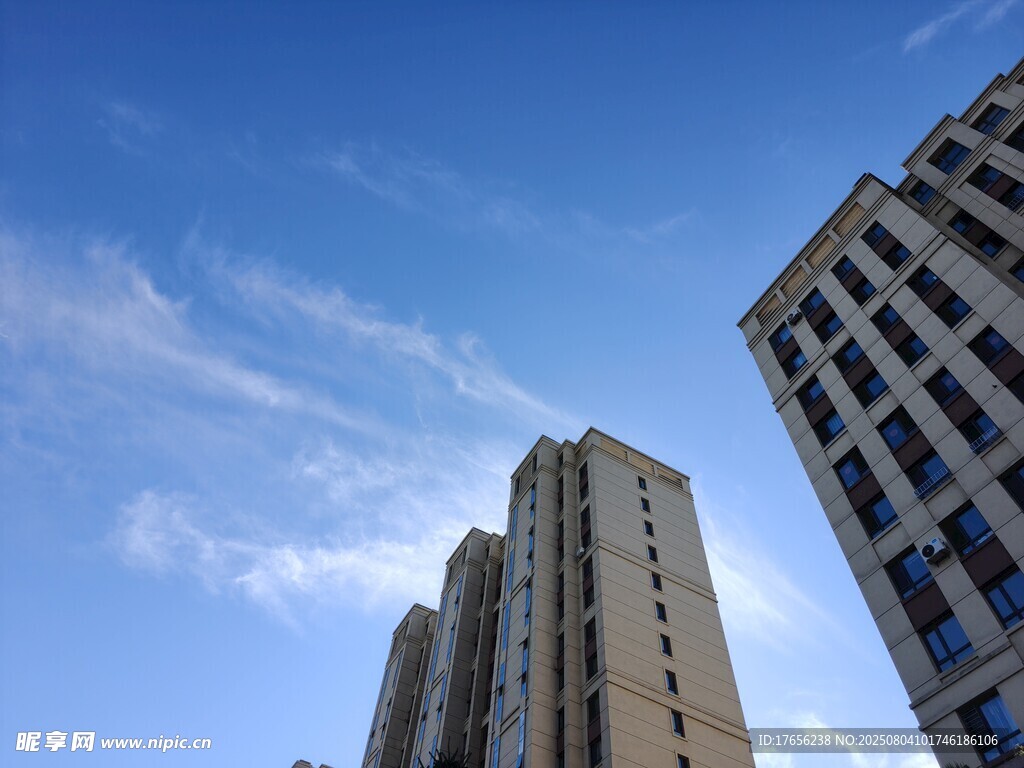 城市高楼与蓝天