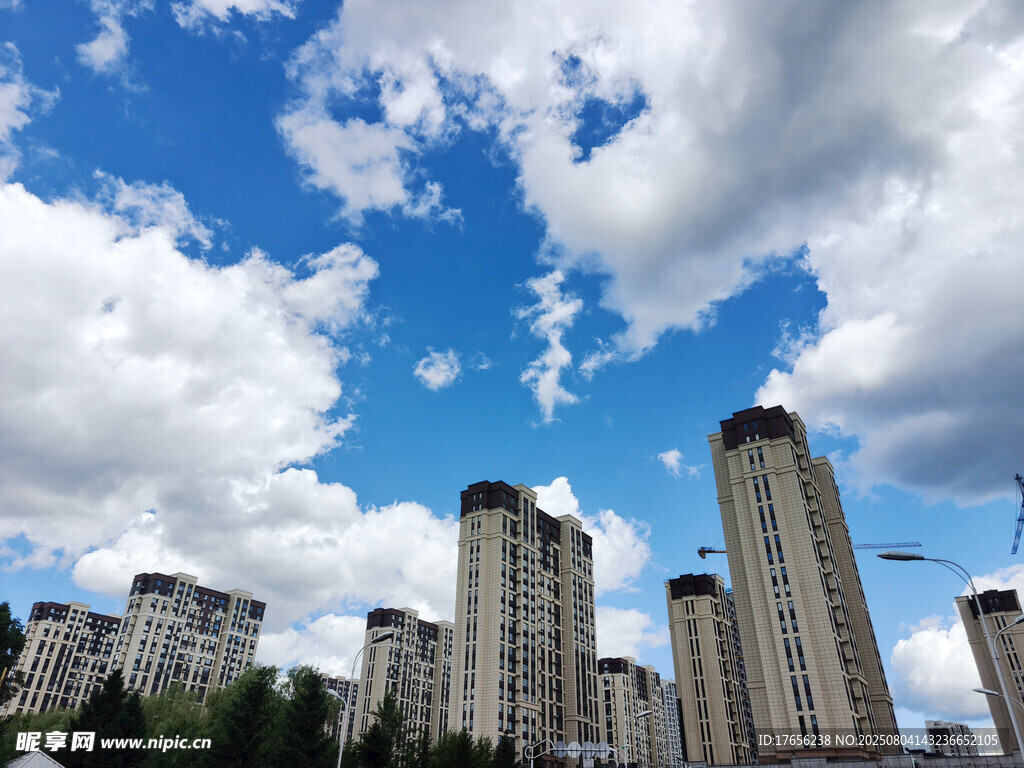 蓝天白云下的城市建筑群