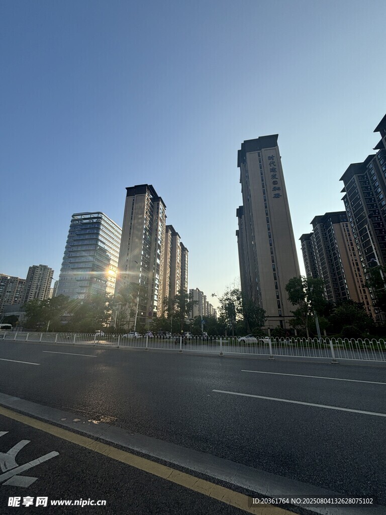 城市日出时的宽阔道路景观