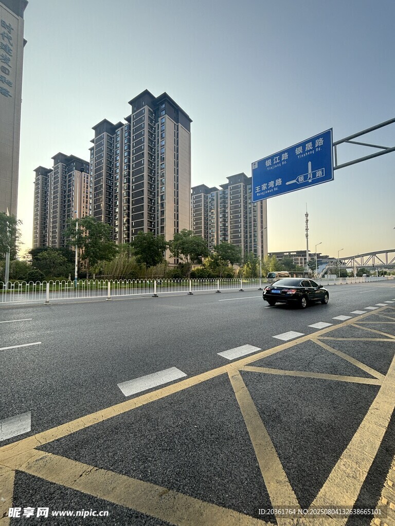 城市道路与高楼景象