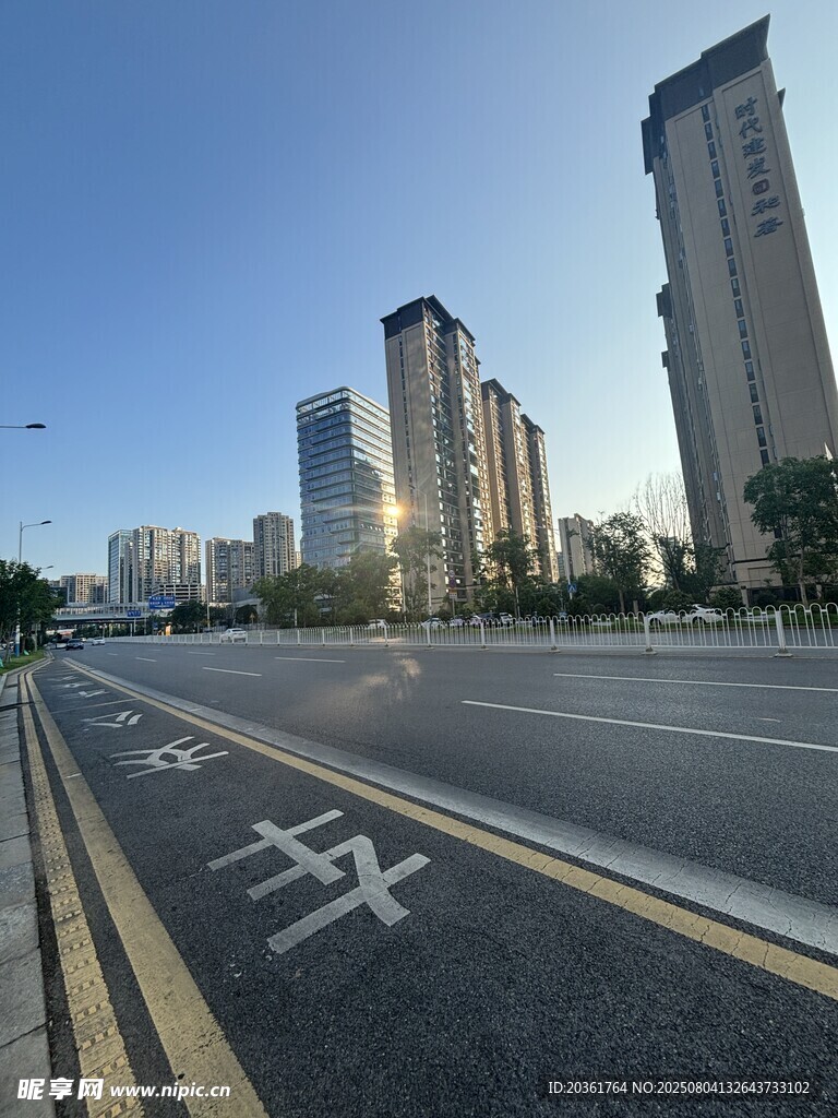 城市宽阔道路与高楼景观